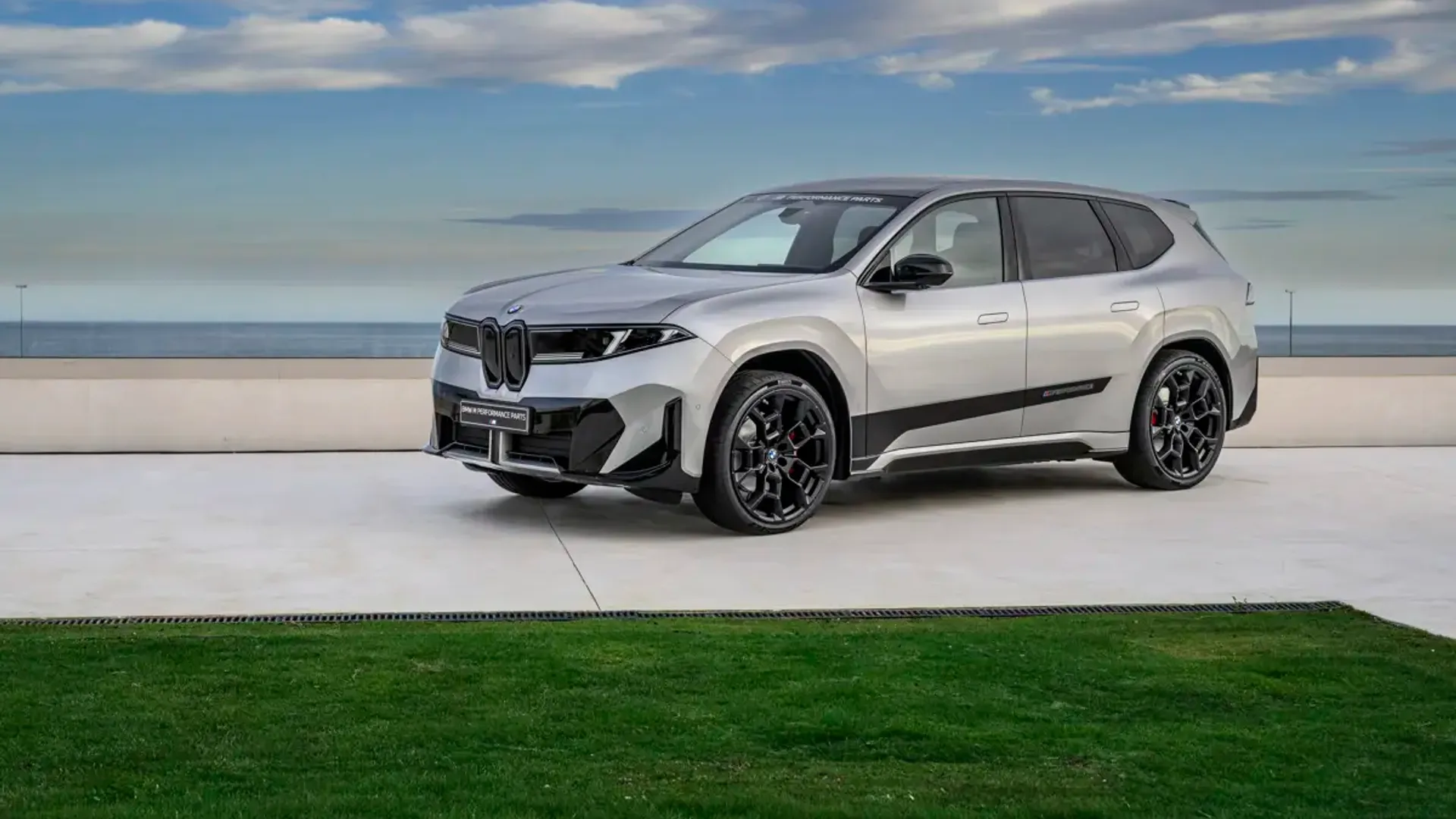 Elettronauti - BMW iX3 40 - Argento - Esterno - Vista anteriore a tre quarti
