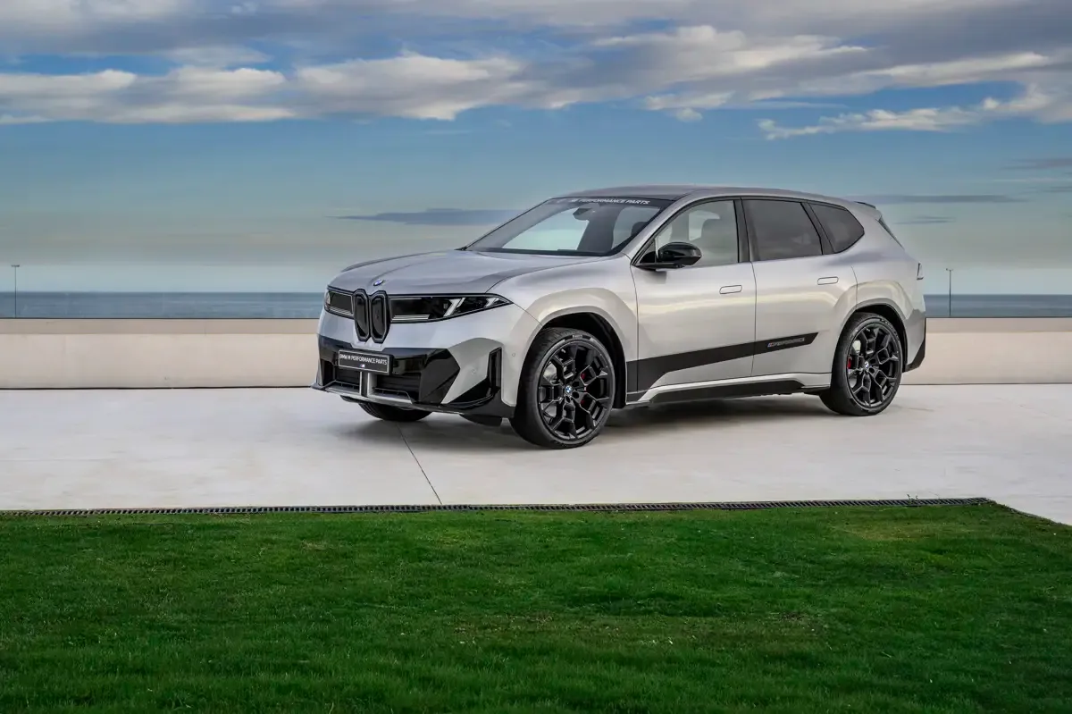 Elettronauti - BMW iX3 40 - Argento - Esterno - Vista anteriore a tre quarti