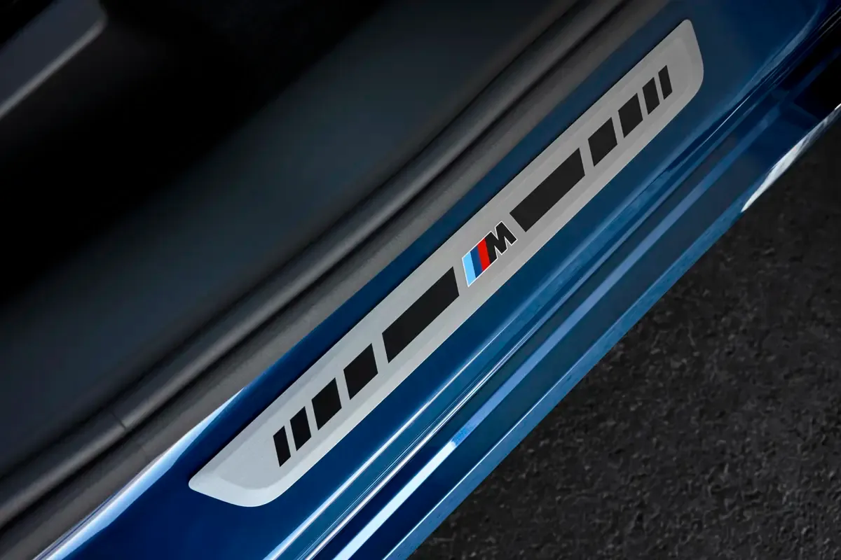Elettronauti - BMW iX3 40 - Argento - Esterno - Vista anteriore a tre quarti