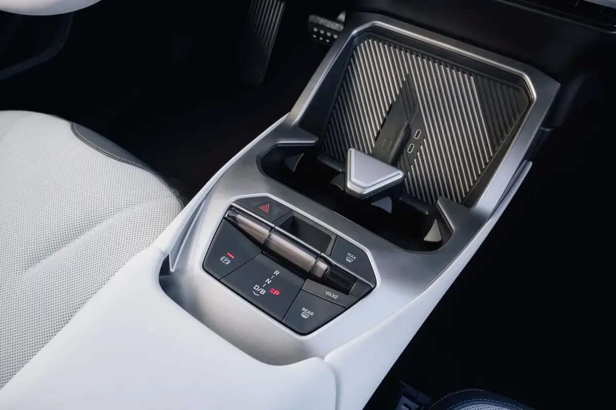 Elettronauti - BMW iX3 40 - Argento - Esterno - Vista anteriore a tre quarti