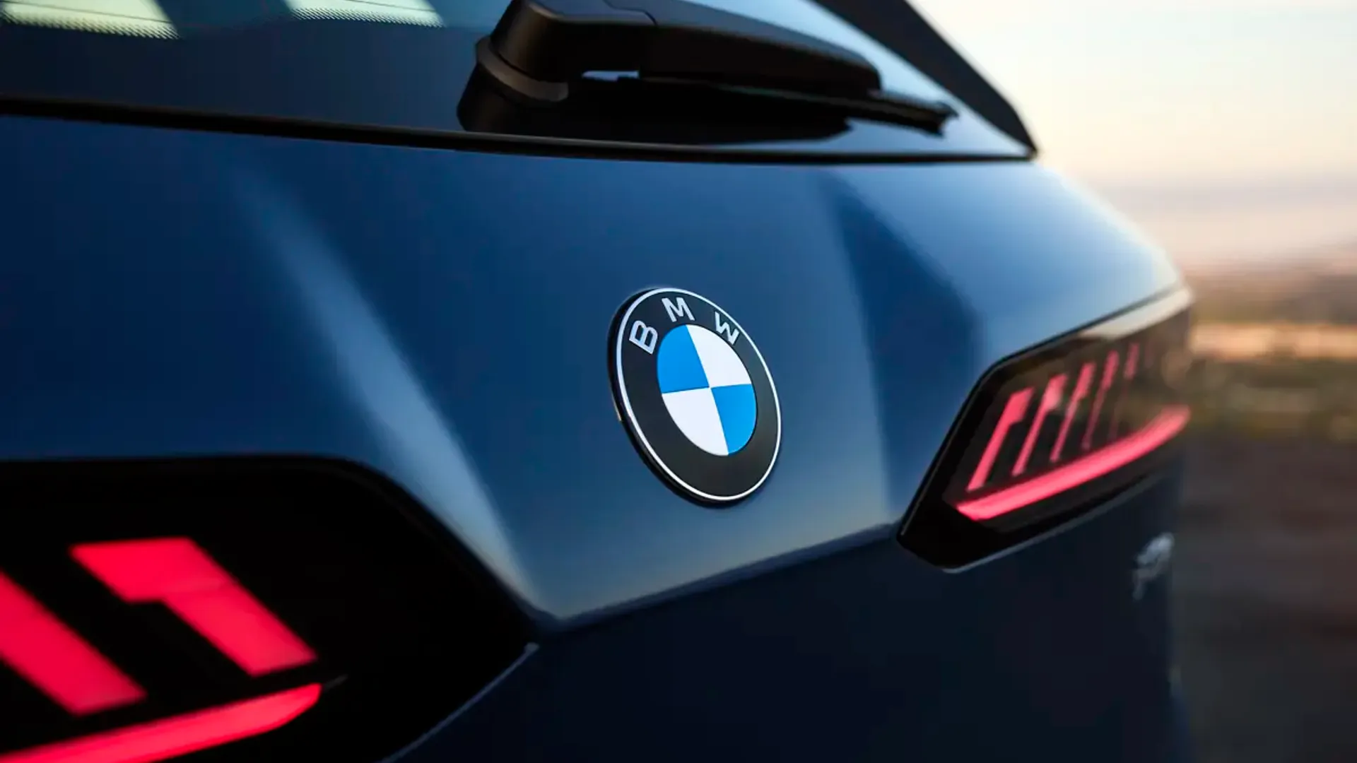 Elettronauti - BMW iX3 40 - Argento - Esterno - Vista anteriore a tre quarti
