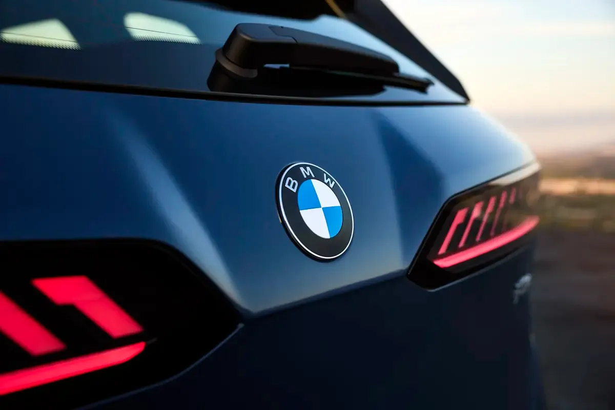 Elettronauti - BMW iX3 40 - Argento - Esterno - Vista anteriore a tre quarti