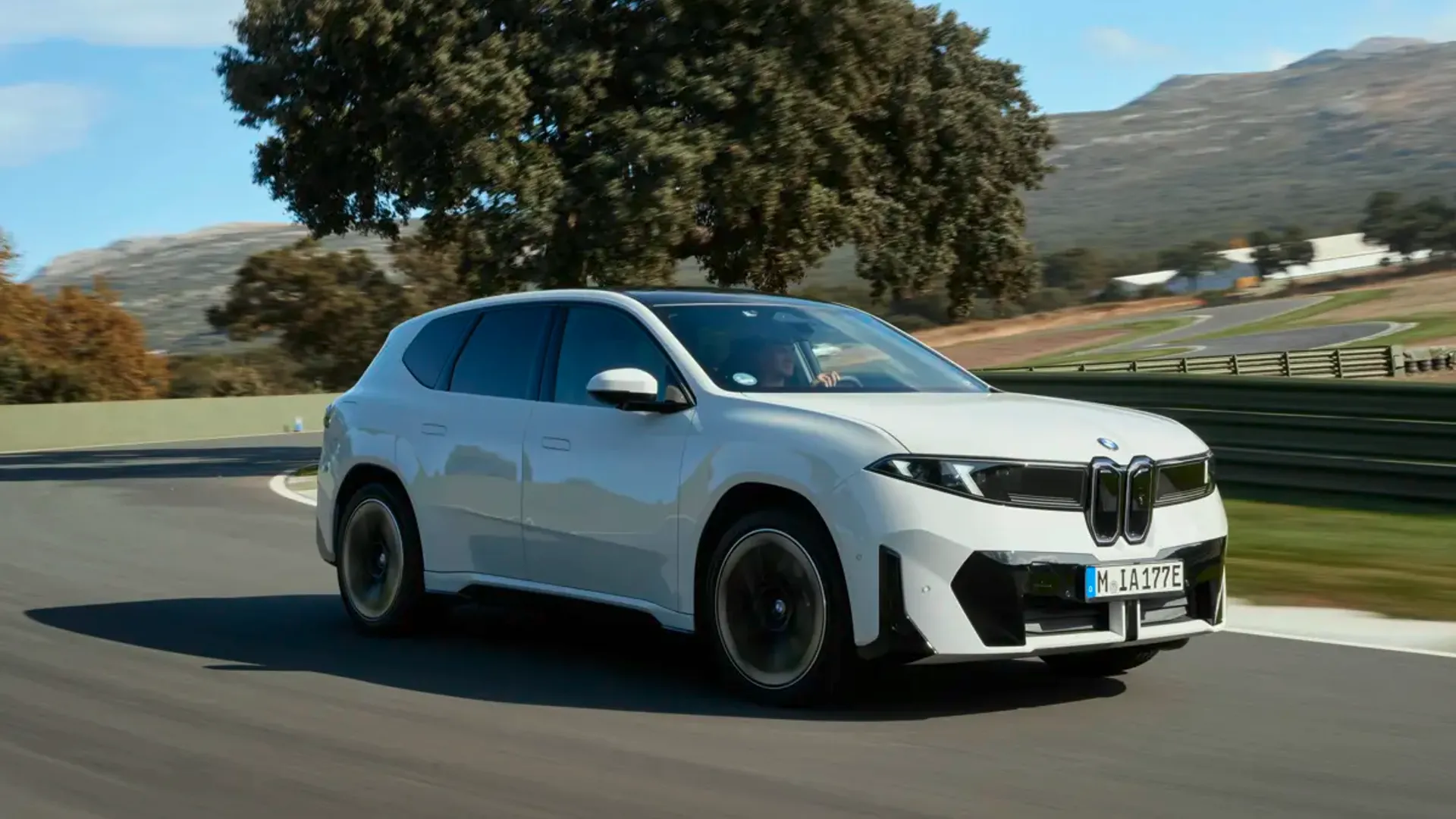 Elettronauti - BMW iX3 40 - Bianco - Esterno - Vista anteriore a tre quarti