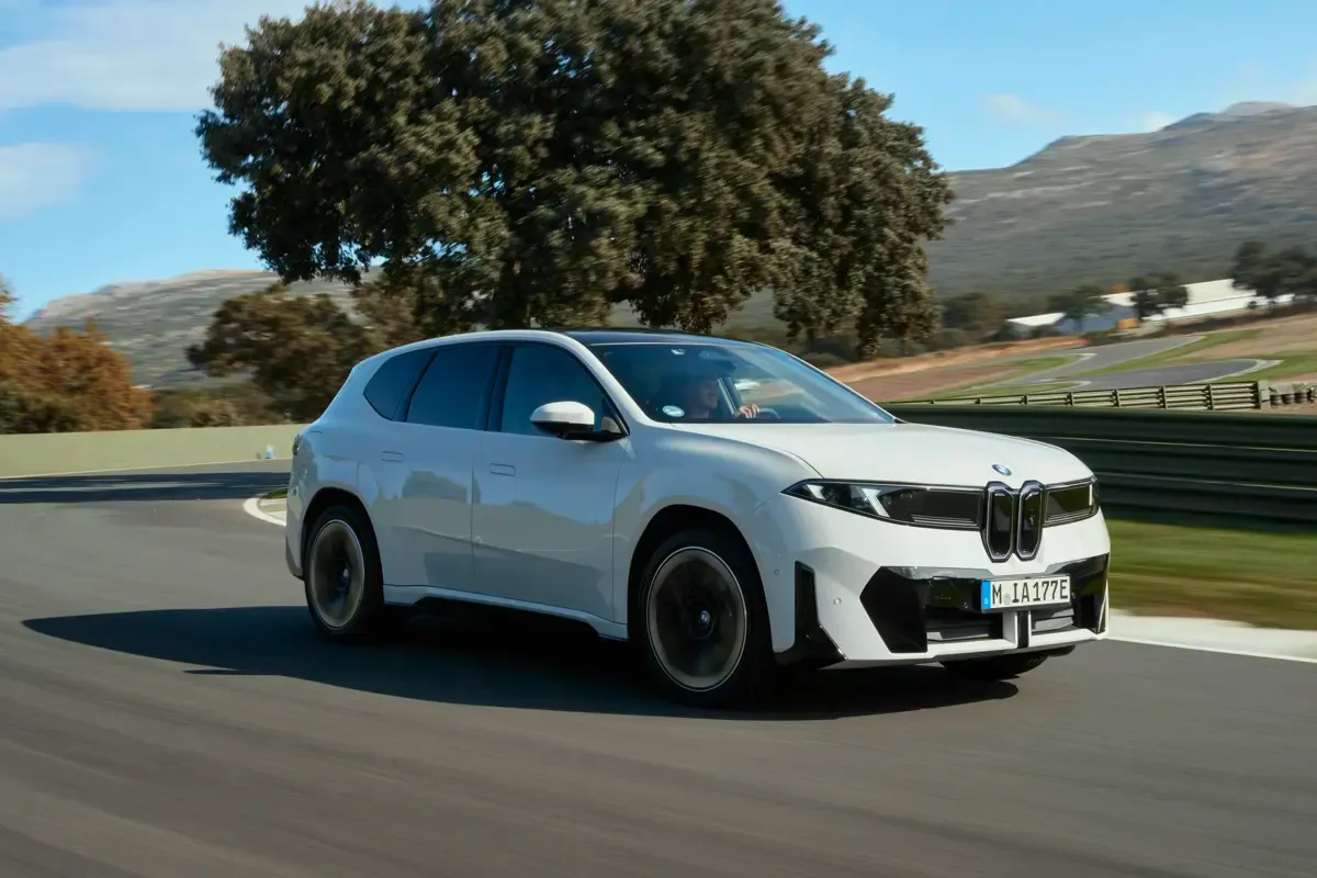 Elettronauti - BMW iX3 40 - Bianco - Esterno - Vista anteriore a tre quarti