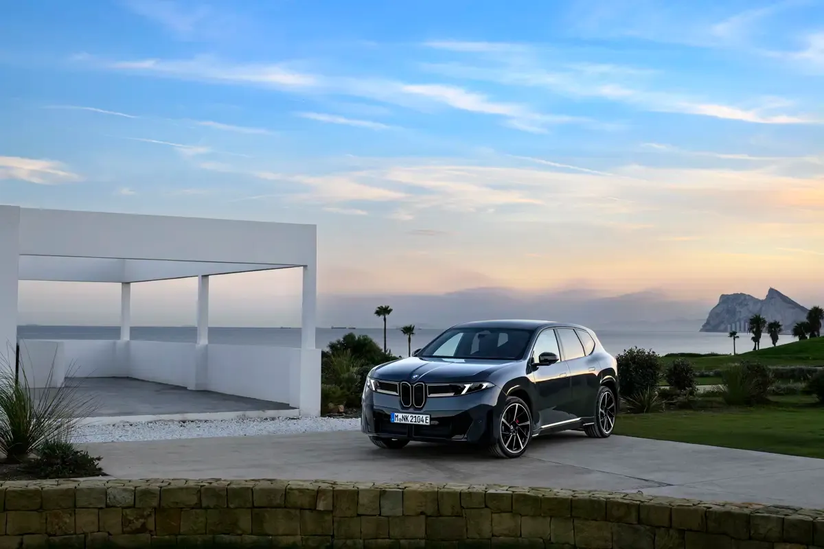 Elettronauti - BMW iX3 40 - Bianco - Esterno - Vista anteriore a tre quarti