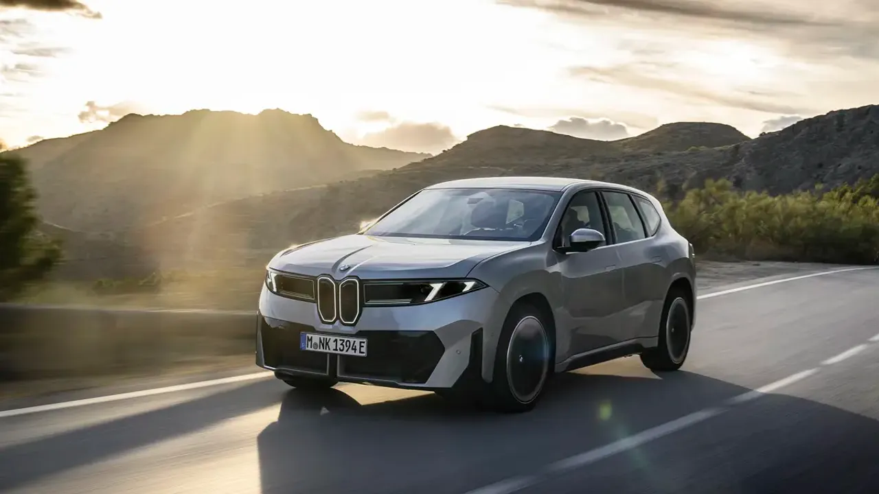 Elettronauti - BMW iX3 40 - Bianco - Esterno - Vista anteriore a tre quarti