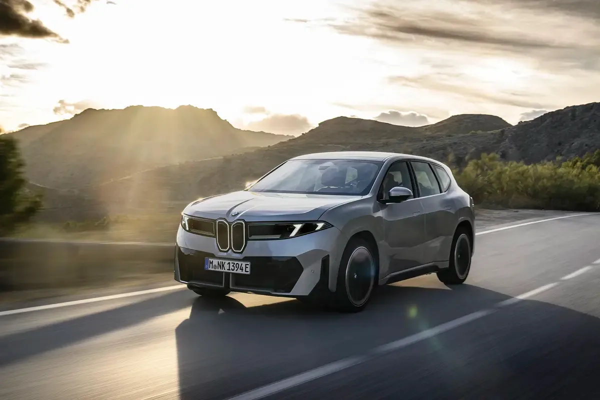 Elettronauti - BMW iX3 40 - Bianco - Esterno - Vista anteriore a tre quarti