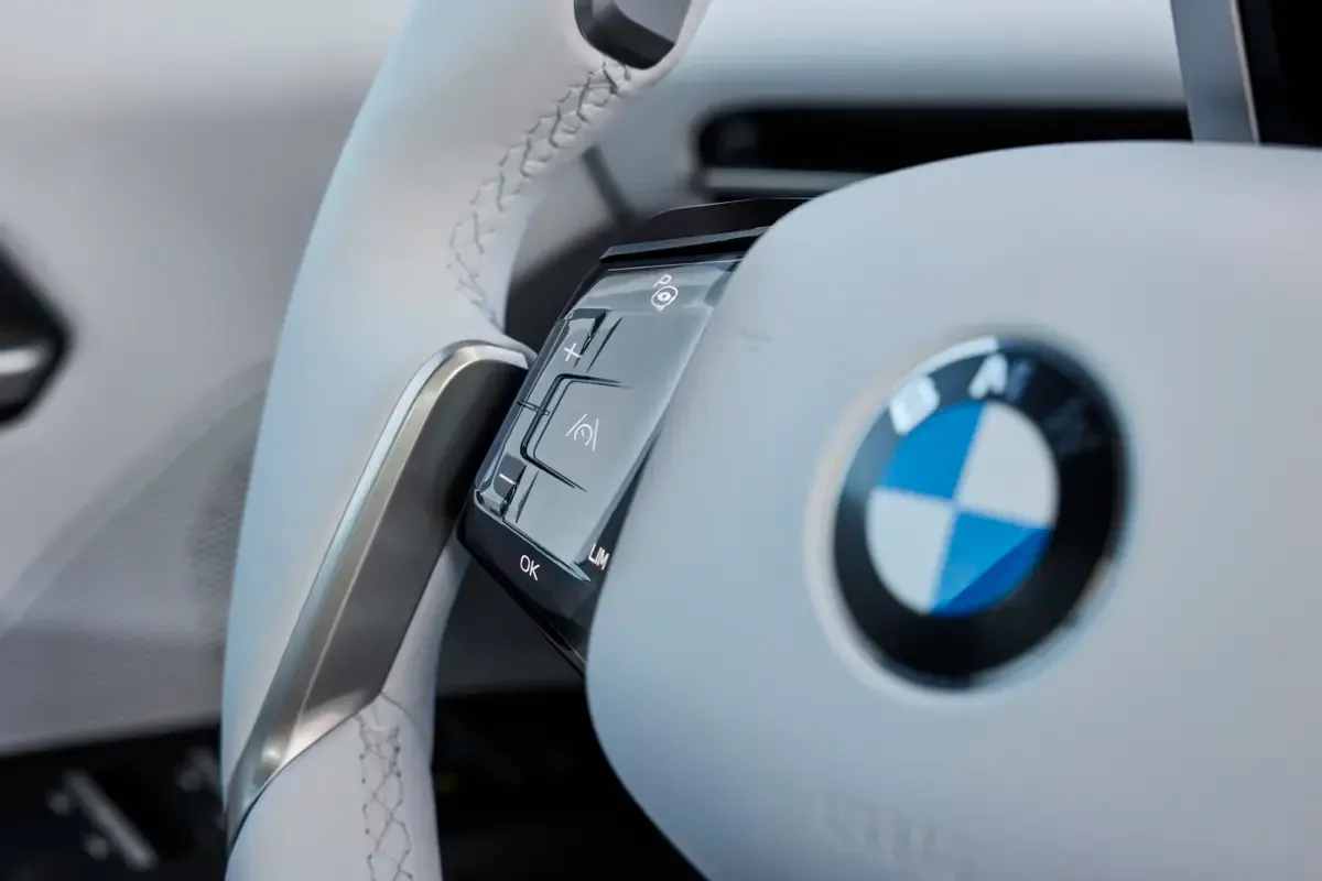 Elettronauti - BMW iX3 40 - Bianco - Esterno - Vista anteriore a tre quarti