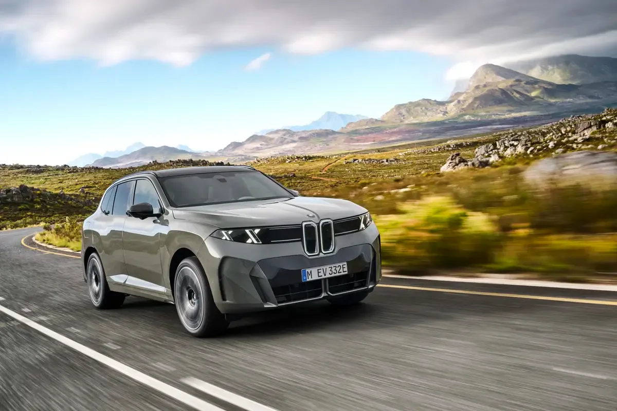 Elettronauti - BMW iX5 60 xDrive - Bronze - Esterno - Vista anteriore a tre quarti