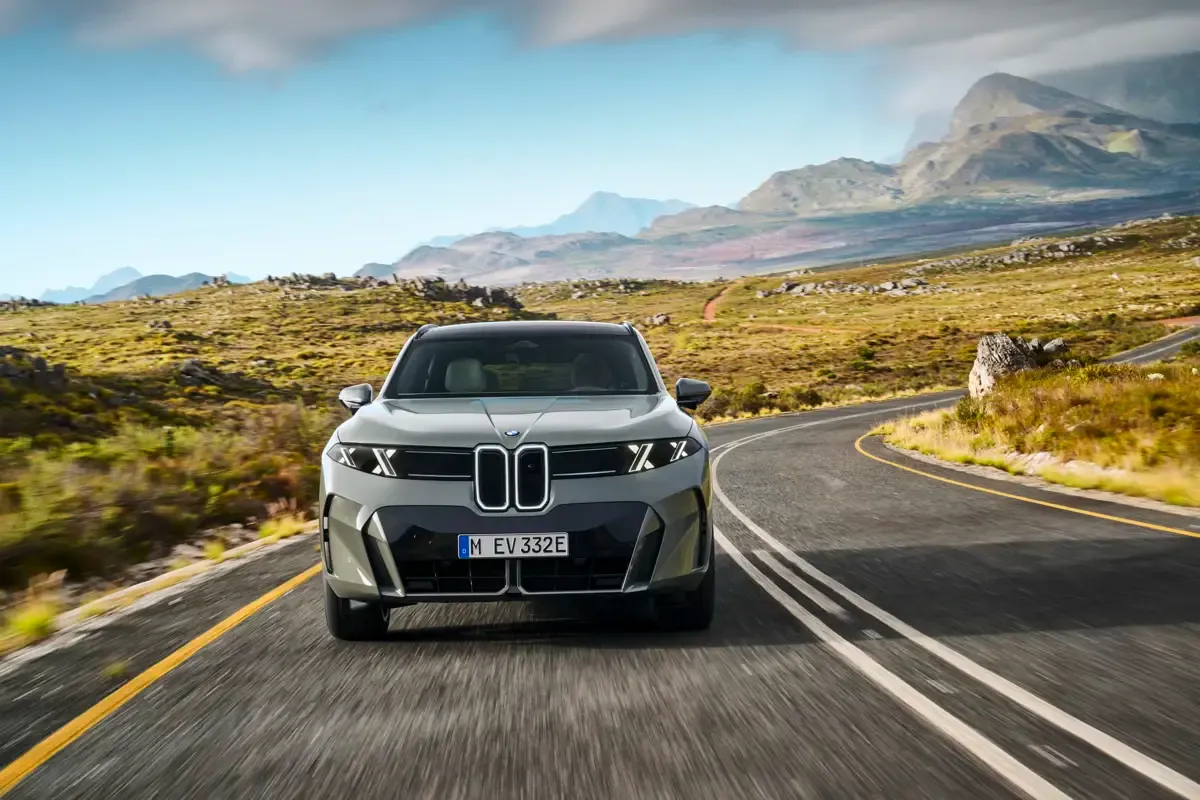 Elettronauti - BMW iX5 60 xDrive - Dark Grey - Esterno - Vista anteriore a tre quarti