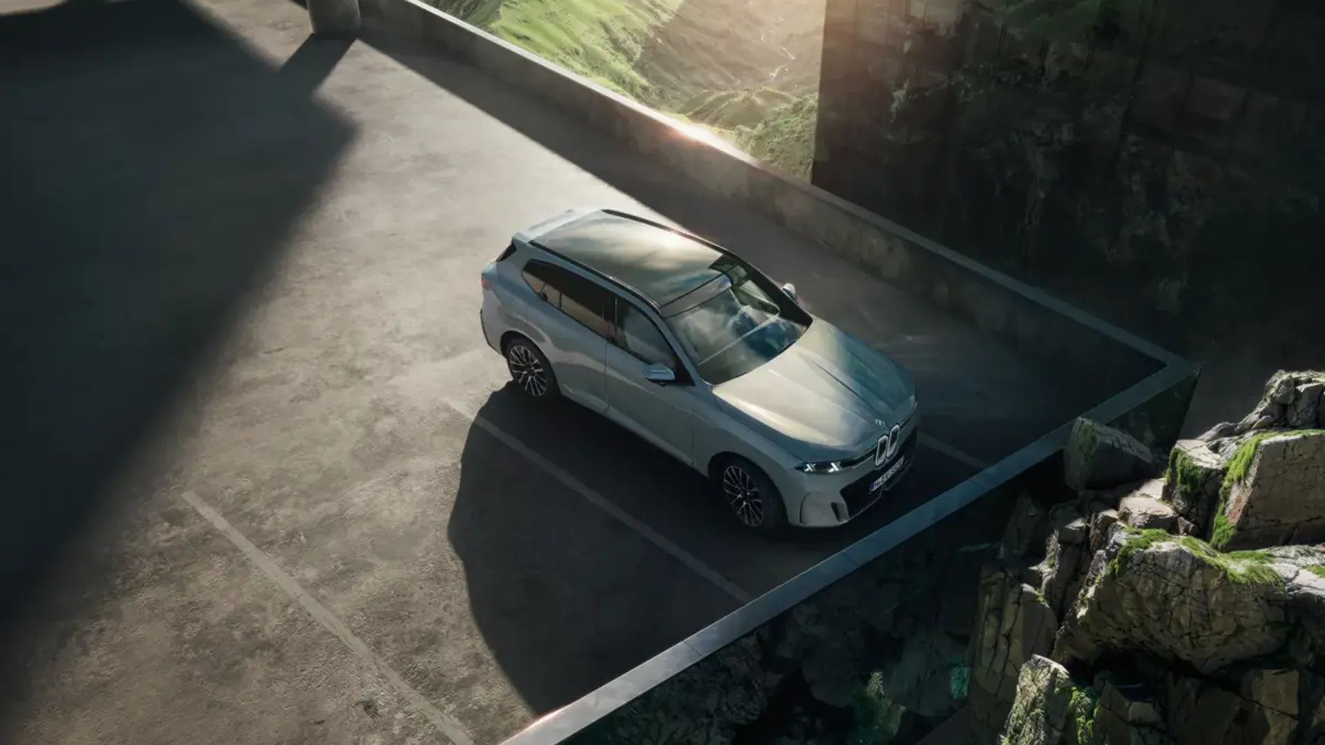 Elettronauti - BMW iX5 60 xDrive - Grigio - Esterno - Vista anteriore a tre quarti