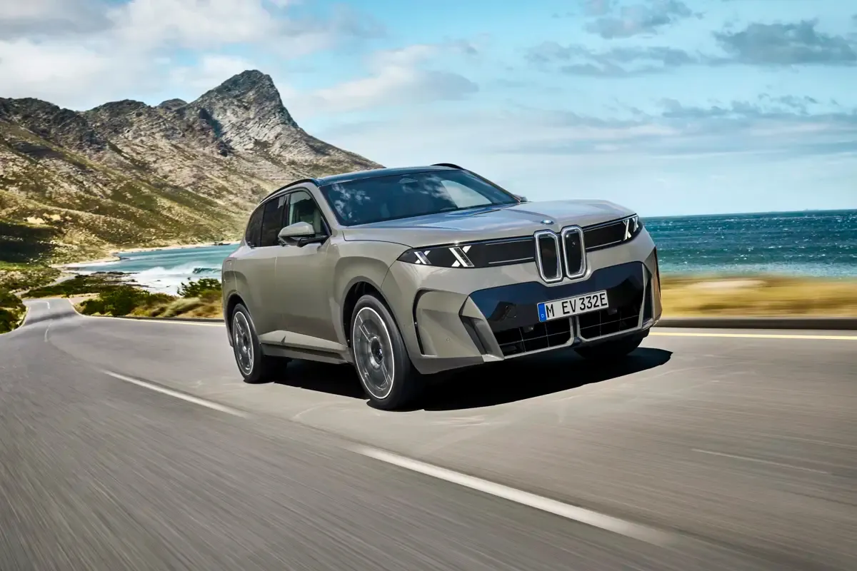 Elettronauti - BMW iX5 60 xDrive - Grigio - Esterno - Vista anteriore a tre quarti