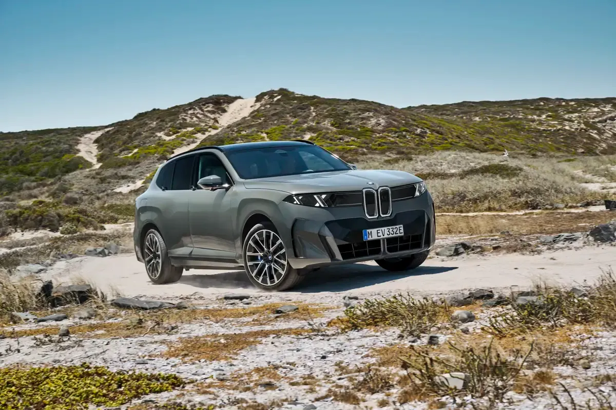 Elettronauti - BMW iX5 60 xDrive - Grigio - Esterno - Vista anteriore a tre quarti