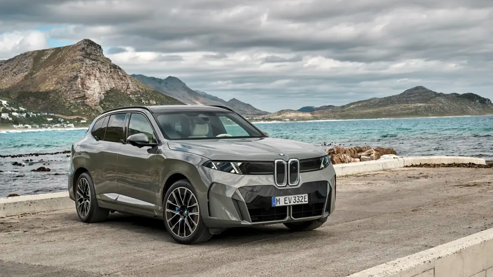 Elettronauti - BMW iX5 60 xDrive - Light Blue - Esterno - Vista anteriore a tre quarti