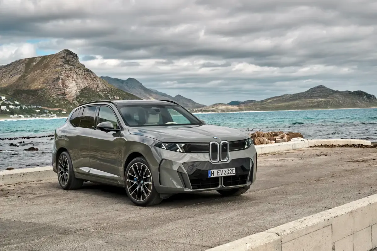 Elettronauti - BMW iX5 60 xDrive - Light Blue - Esterno - Vista anteriore a tre quarti