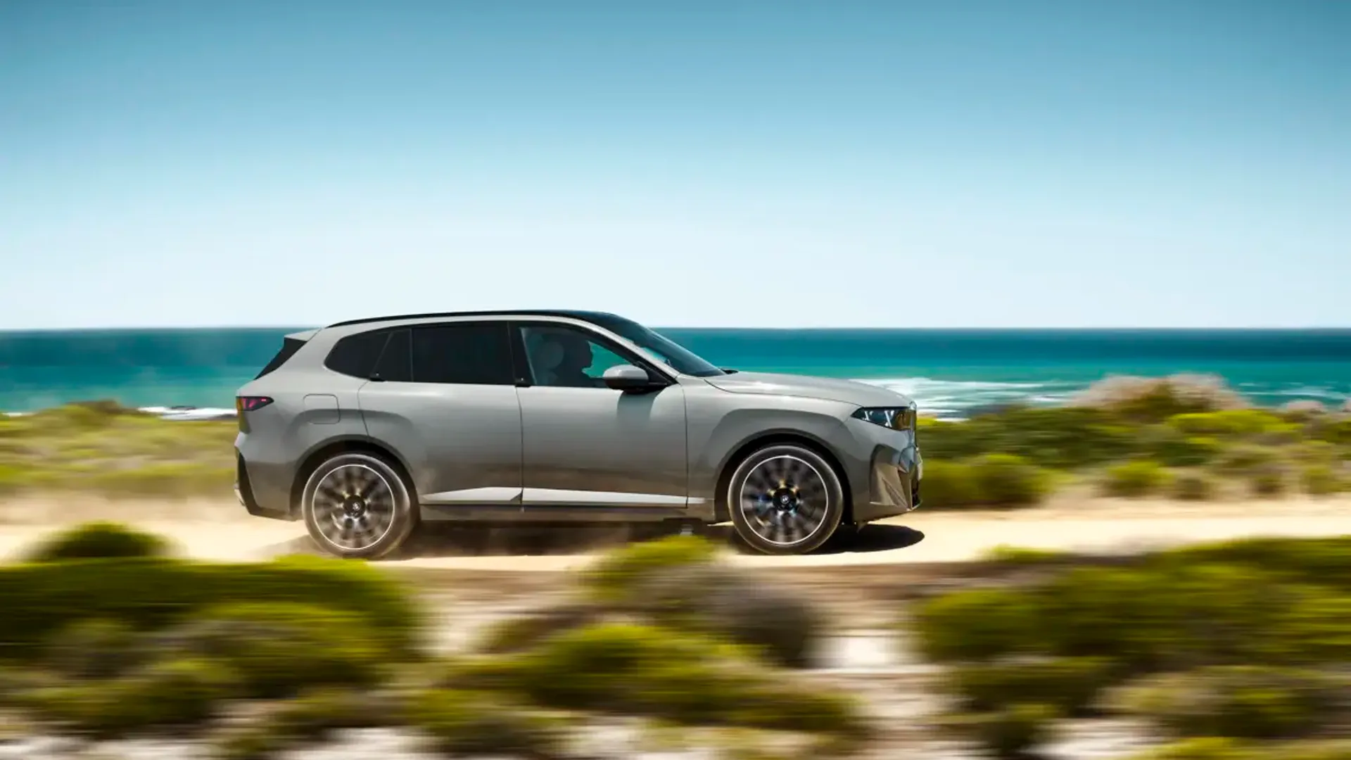 Elettronauti - BMW iX5 60 xDrive - Light Blue - Esterno - Vista anteriore a tre quarti