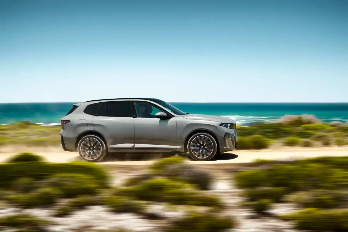 Elettronauti - BMW iX5 60 xDrive - Light Blue - Esterno - Vista anteriore a tre quarti