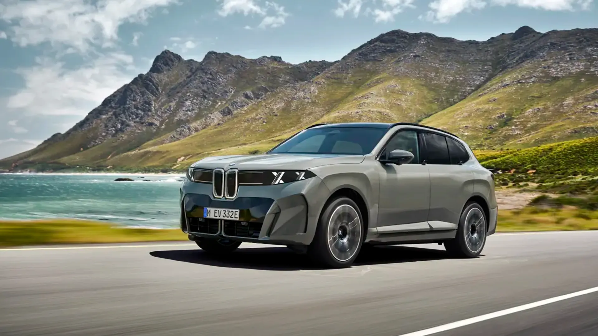Elettronauti - BMW iX5 60 xDrive - Light Grey - Esterno - Vista anteriore a tre quarti
