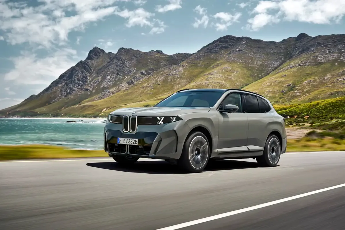 Elettronauti - BMW iX5 60 xDrive - Light Grey - Esterno - Vista anteriore a tre quarti