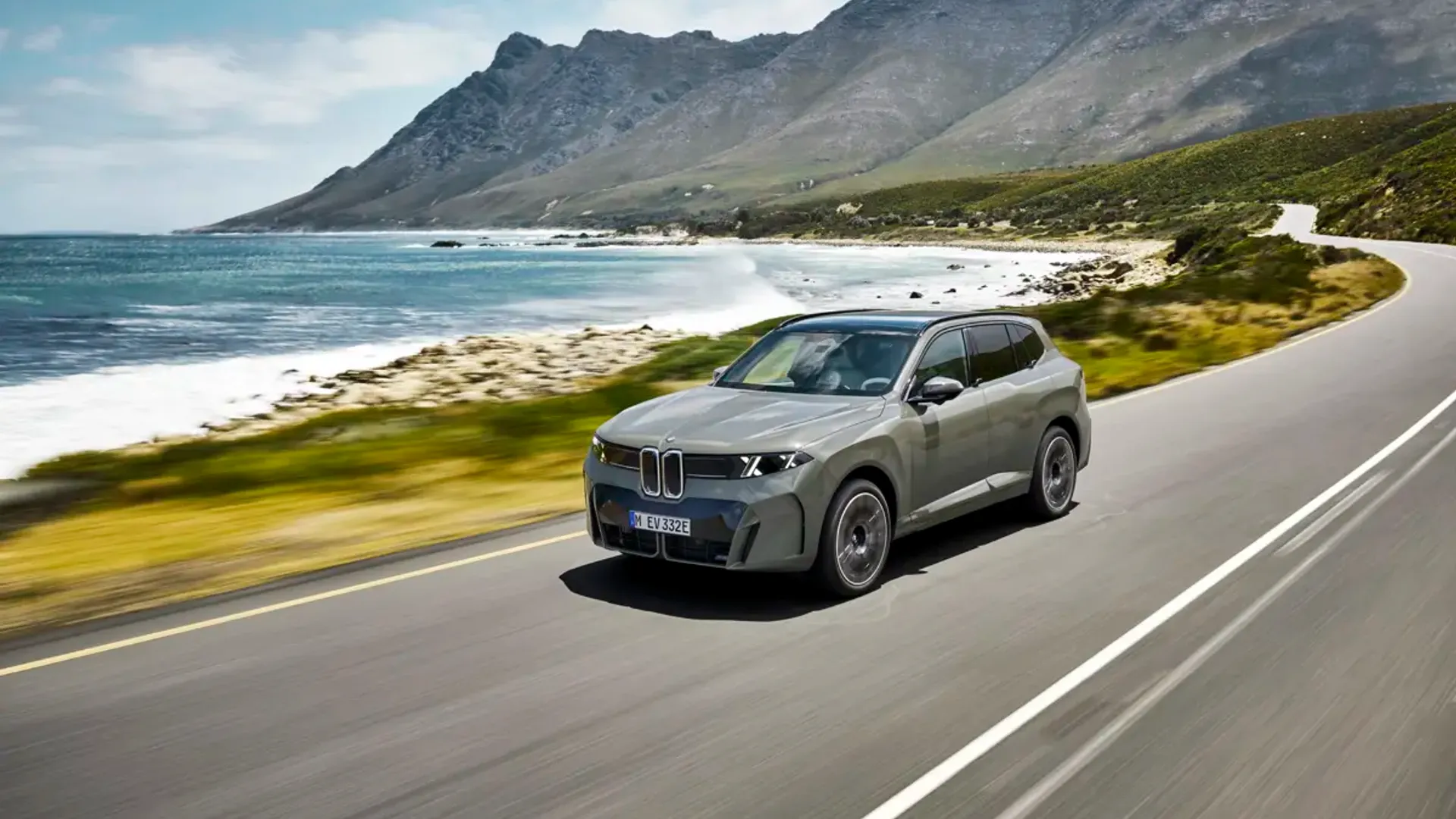 Elettronauti - BMW iX5 60 xDrive - Arancione - Esterno - Vista anteriore a tre quarti