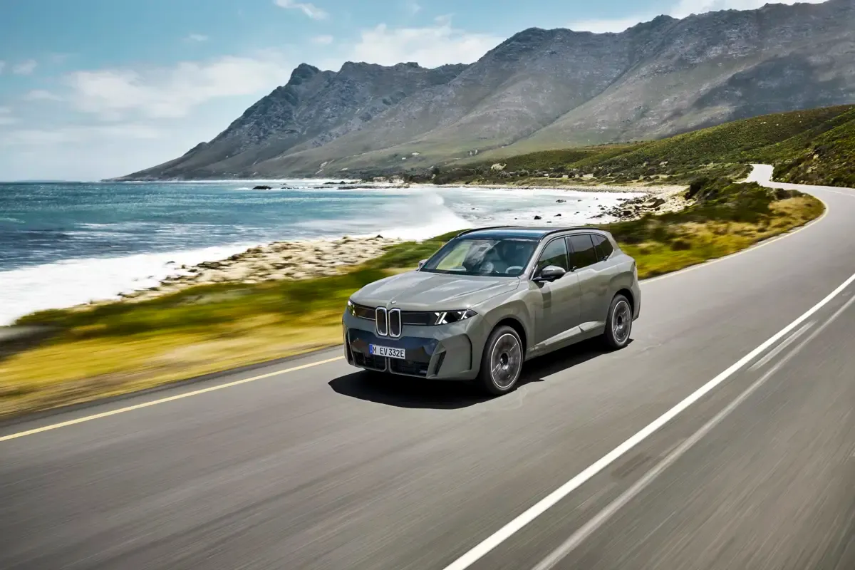 Elettronauti - BMW iX5 60 xDrive - Arancione - Esterno - Vista anteriore a tre quarti