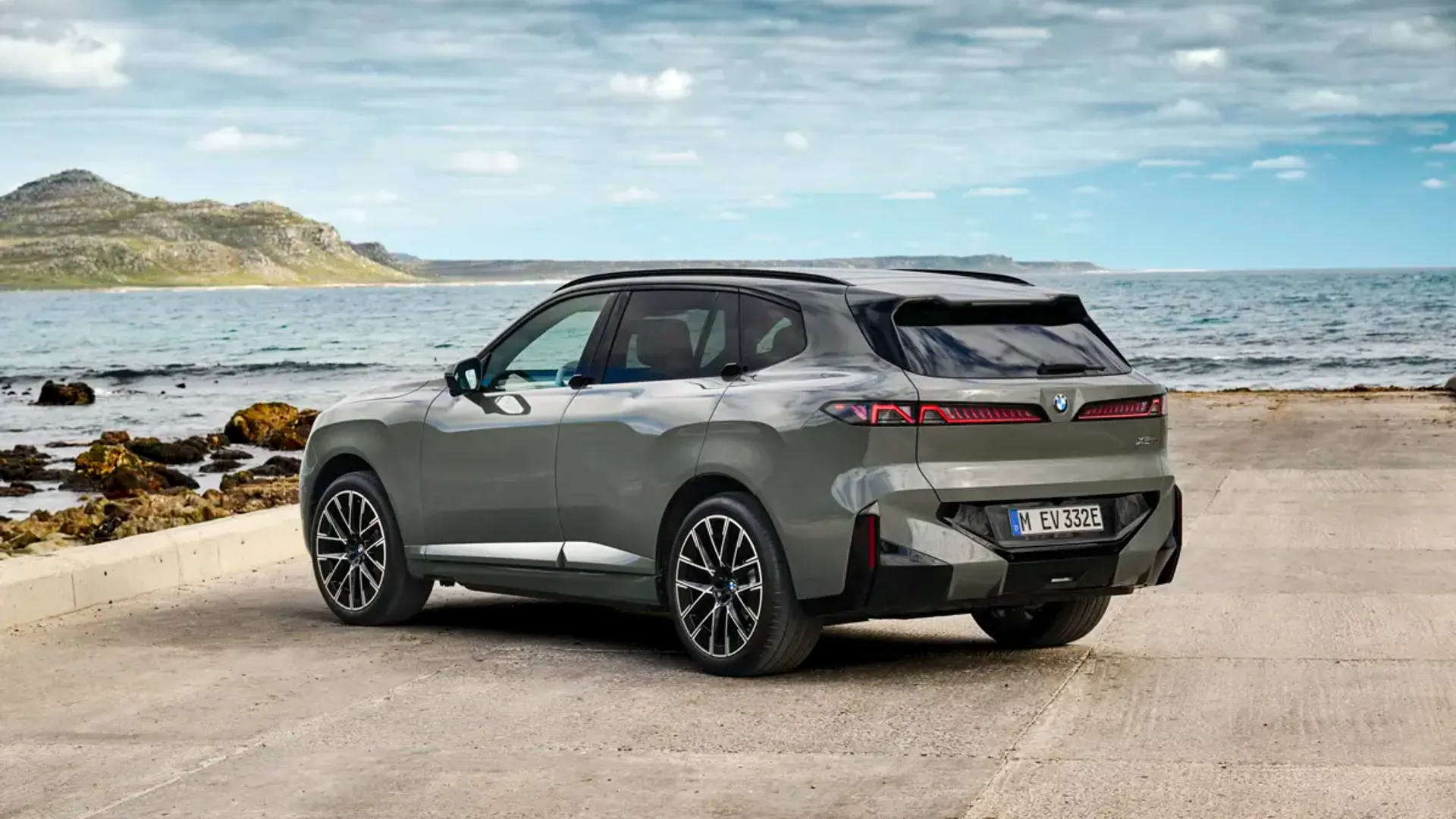 Elettronauti - BMW iX5 60 xDrive - Arancione - Esterno - Vista anteriore a tre quarti
