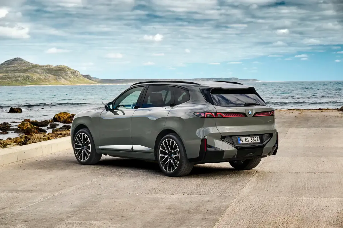 Elettronauti - BMW iX5 60 xDrive - Arancione - Esterno - Vista anteriore a tre quarti