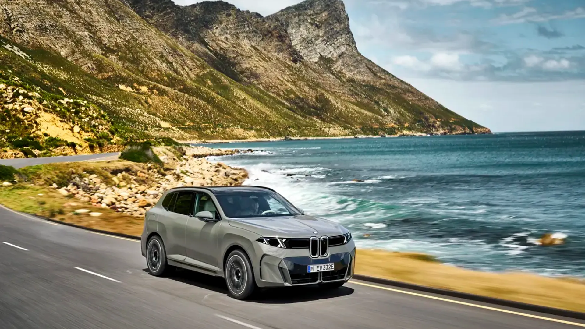 Elettronauti - BMW iX5 60 xDrive - Rosso - Esterno - Vista anteriore a tre quarti