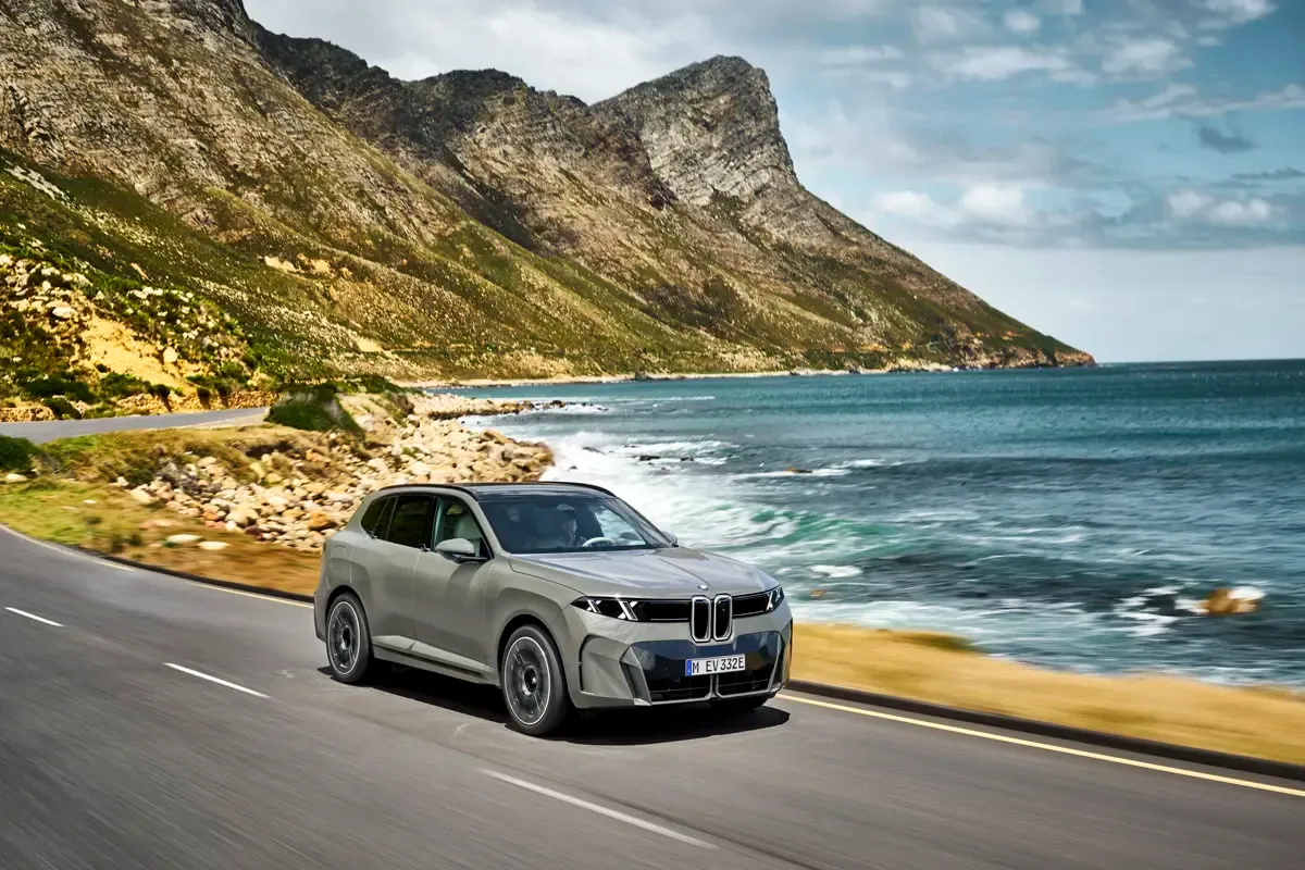 Elettronauti - BMW iX5 60 xDrive - Rosso - Esterno - Vista anteriore a tre quarti