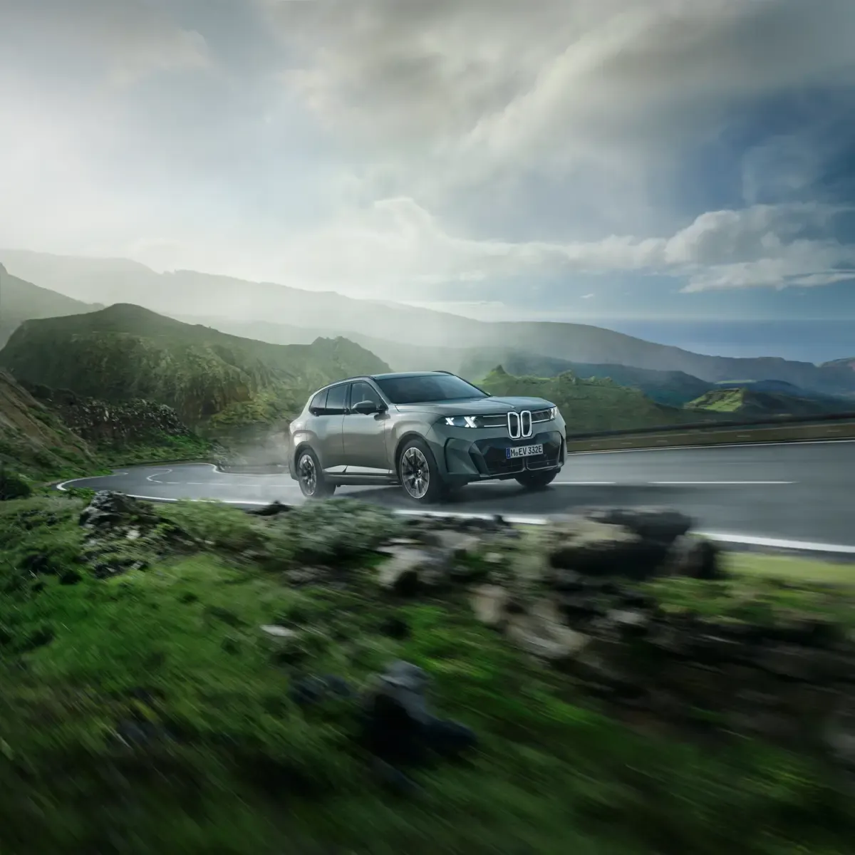 Elettronauti - BMW iX5 60 xDrive - Argento - Esterno - Vista anteriore a tre quarti