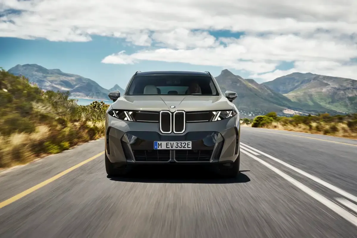 Elettronauti - BMW iX5 60 xDrive - Argento - Esterno - Vista anteriore a tre quarti
