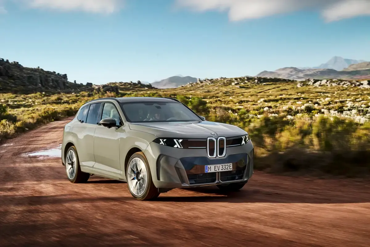 Elettronauti - BMW iX5 60 xDrive - Argento - Esterno - Vista anteriore a tre quarti