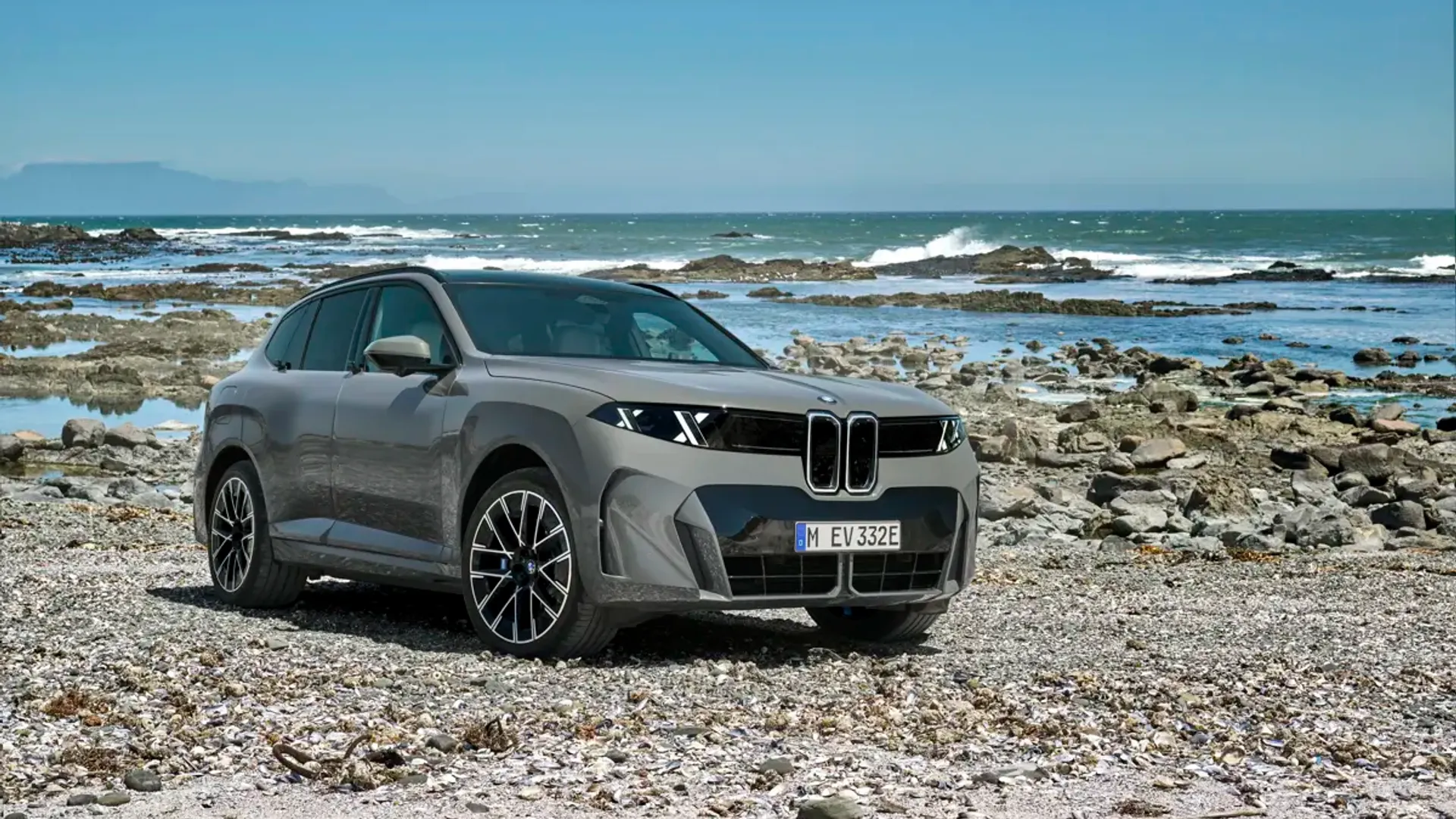 Elettronauti - BMW iX5 60 xDrive - Argento - Esterno - Vista anteriore a tre quarti