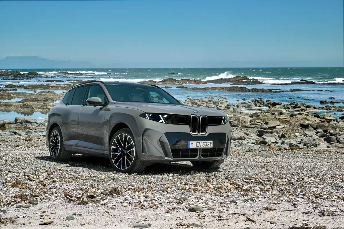 Elettronauti - BMW iX5 60 xDrive - Argento - Esterno - Vista anteriore a tre quarti