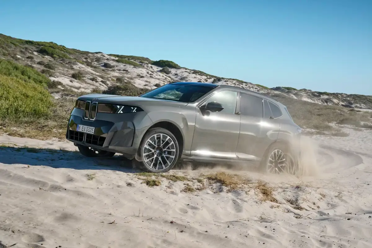 Elettronauti - BMW iX5 60 xDrive - Argento - Esterno - Vista anteriore a tre quarti