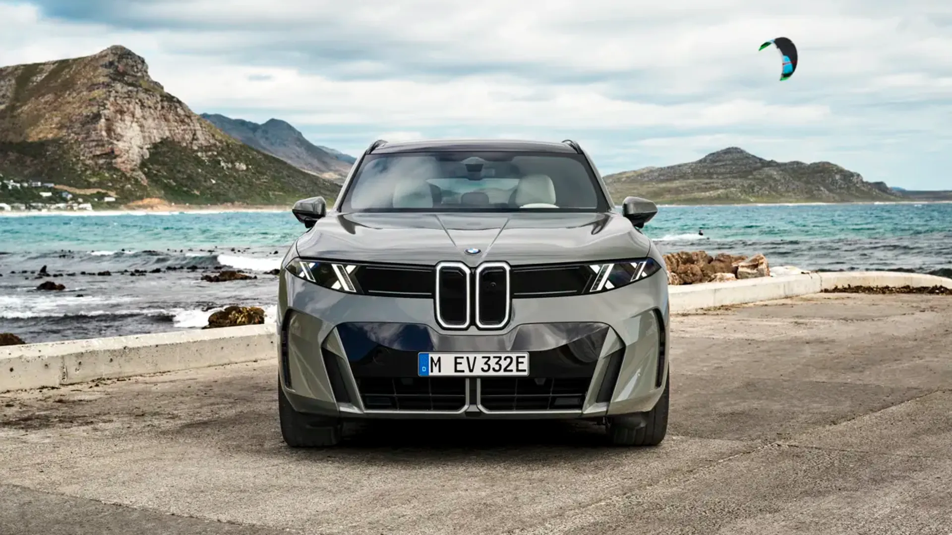 Elettronauti - BMW iX5 60 xDrive - Argento - Esterno - Vista anteriore a tre quarti