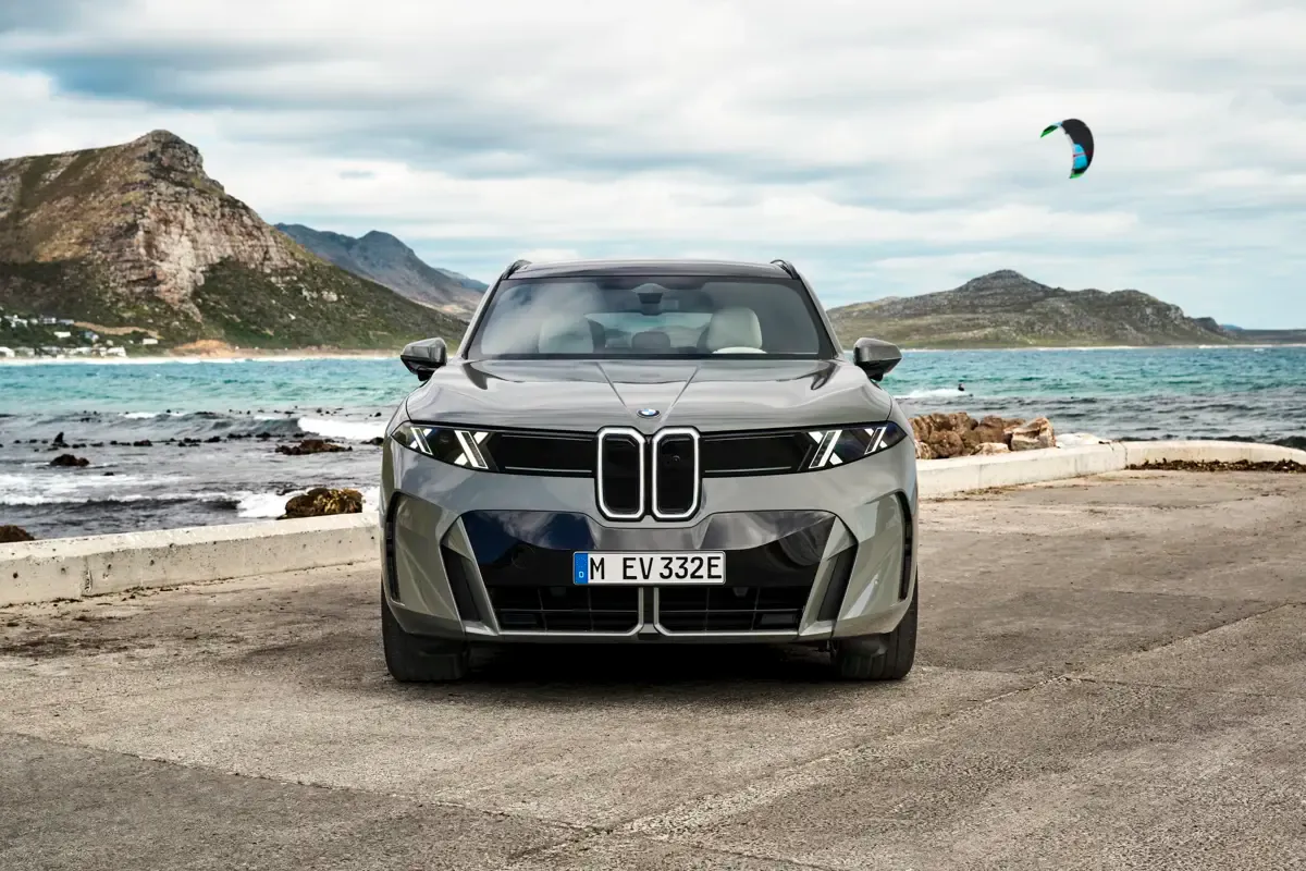 Elettronauti - BMW iX5 60 xDrive - Argento - Esterno - Vista anteriore a tre quarti