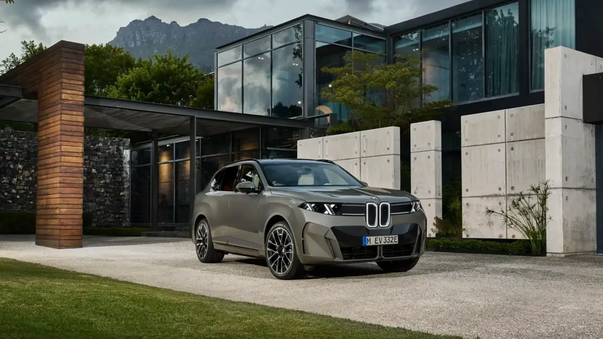 Elettronauti - BMW iX5 60 xDrive - Argento - Esterno - Vista anteriore a tre quarti
