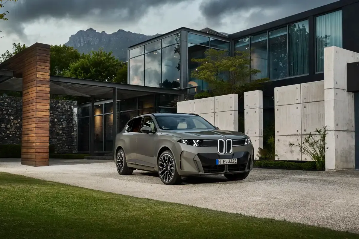 Elettronauti - BMW iX5 60 xDrive - Argento - Esterno - Vista anteriore a tre quarti