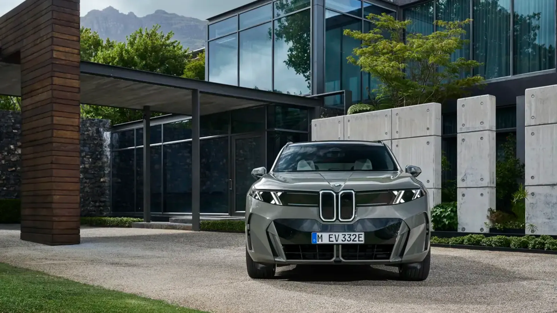 Elettronauti - BMW iX5 60 xDrive - Argento - Esterno - Vista anteriore a tre quarti