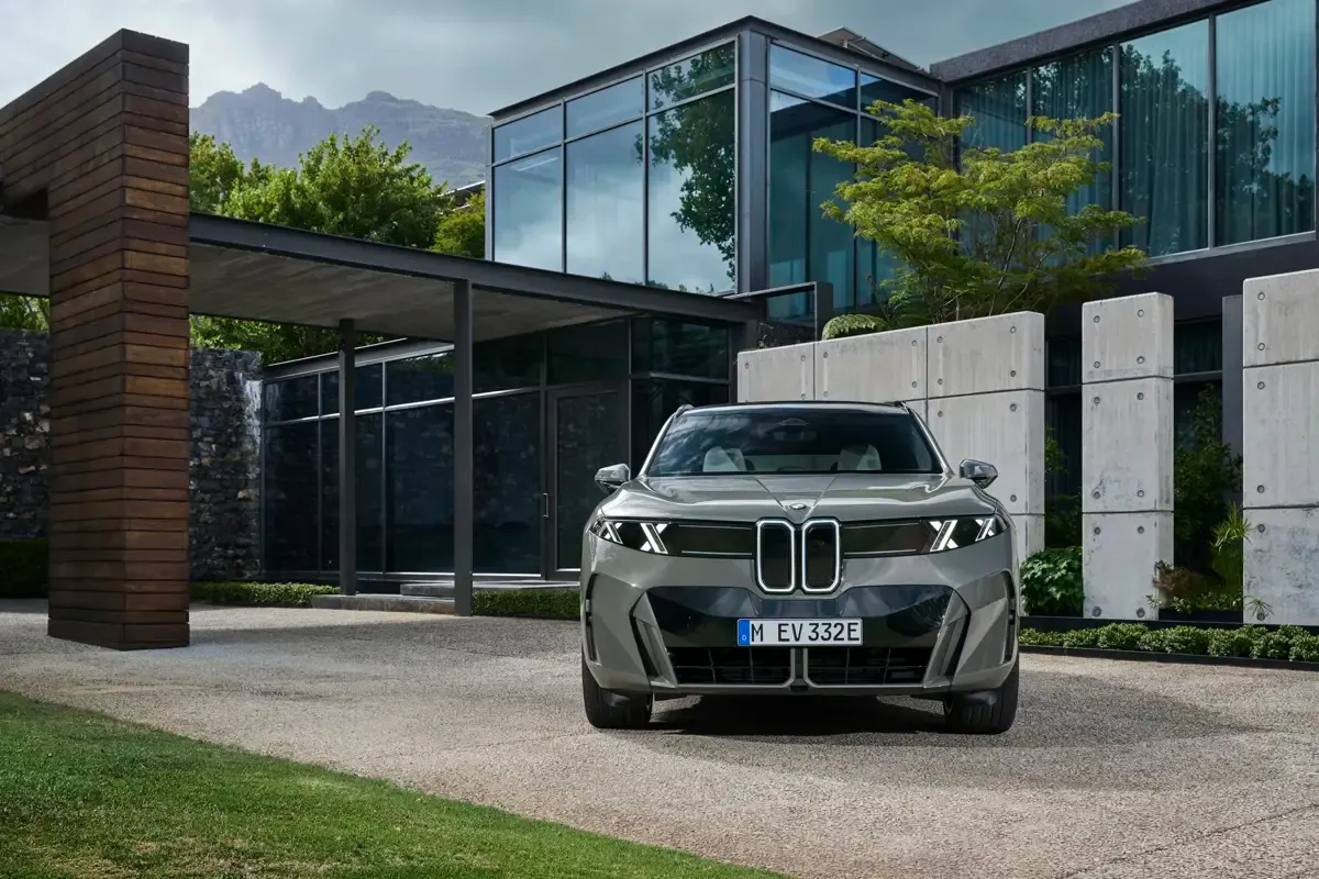 Elettronauti - BMW iX5 60 xDrive - Argento - Esterno - Vista anteriore a tre quarti