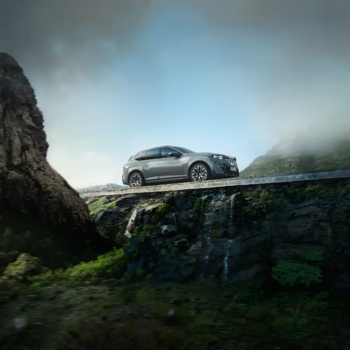 Elettronauti - BMW iX5 60 xDrive - Bianco - Esterno - Vista anteriore a tre quarti