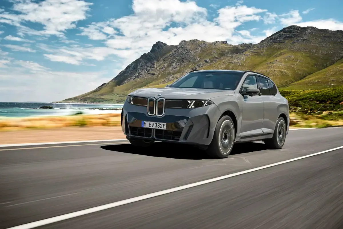 Elettronauti - BMW iX5 60 xDrive - Bianco - Esterno - Vista anteriore a tre quarti