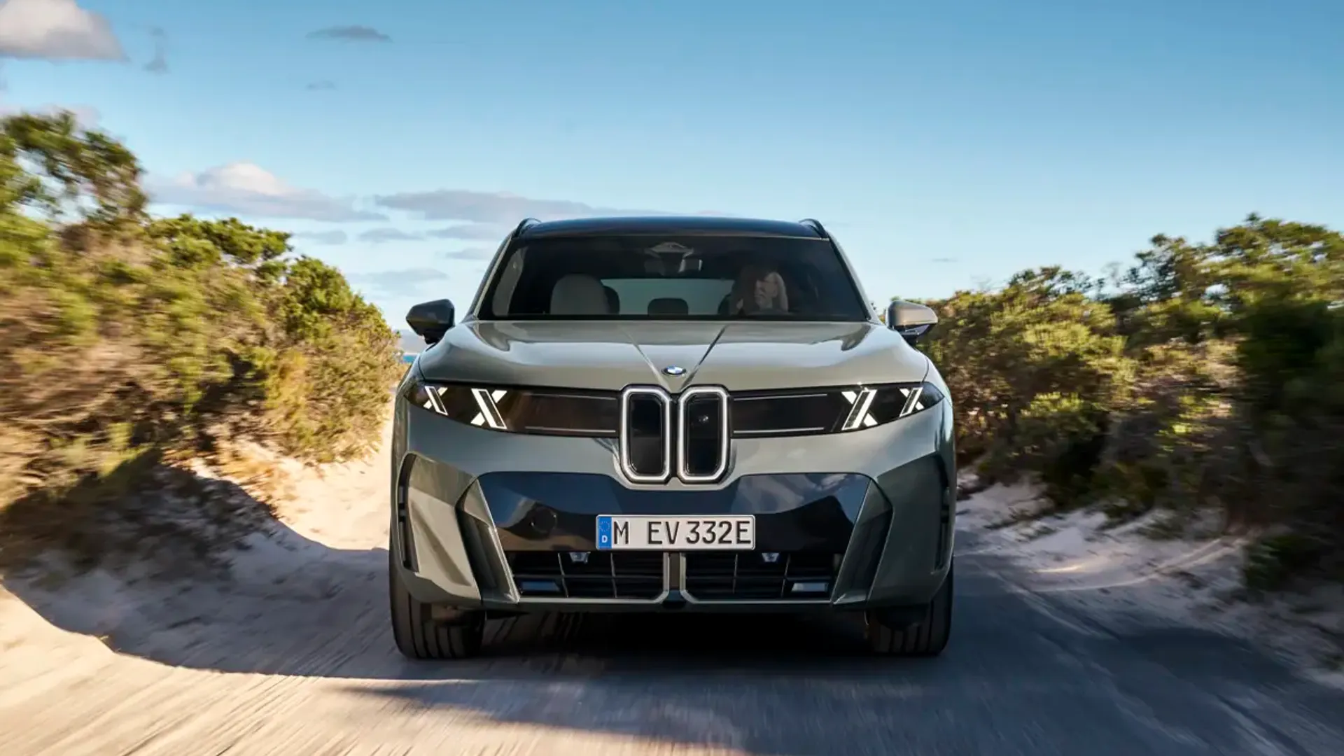 Elettronauti - BMW iX5 60 xDrive - Bianco - Esterno - Vista anteriore a tre quarti
