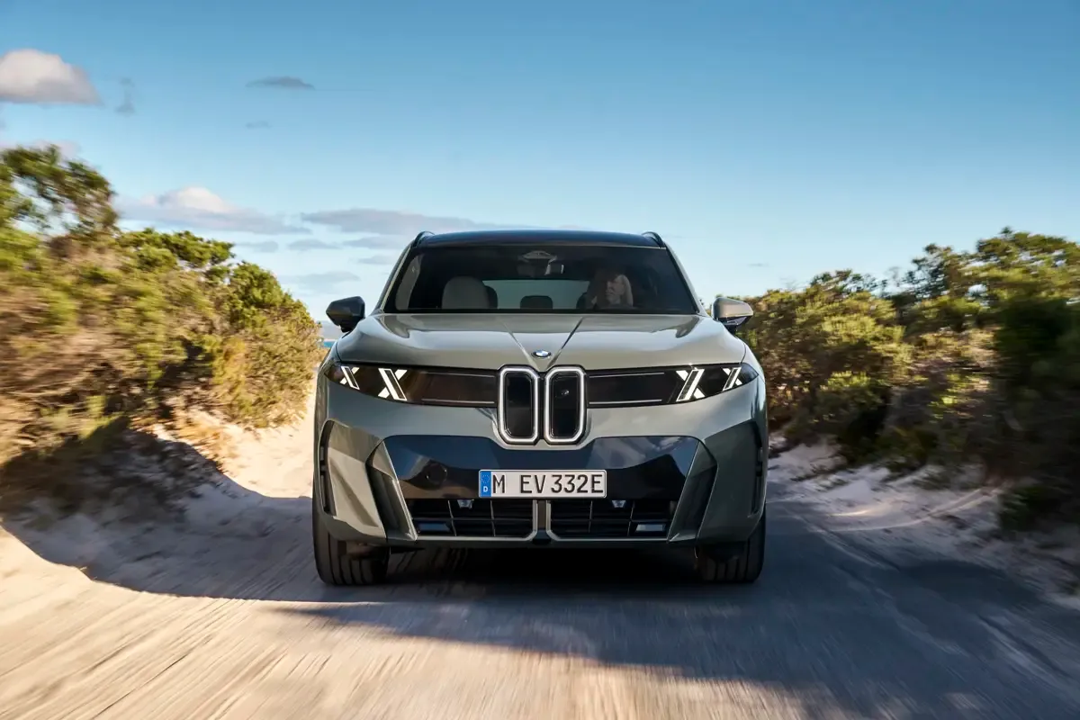 Elettronauti - BMW iX5 60 xDrive - Bianco - Esterno - Vista anteriore a tre quarti