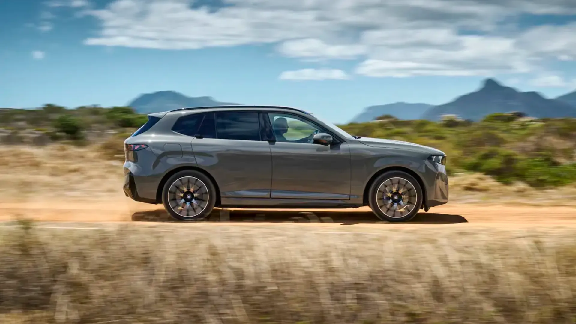 Elettronauti - BMW iX5 60 xDrive - Bianco - Esterno - Vista anteriore a tre quarti