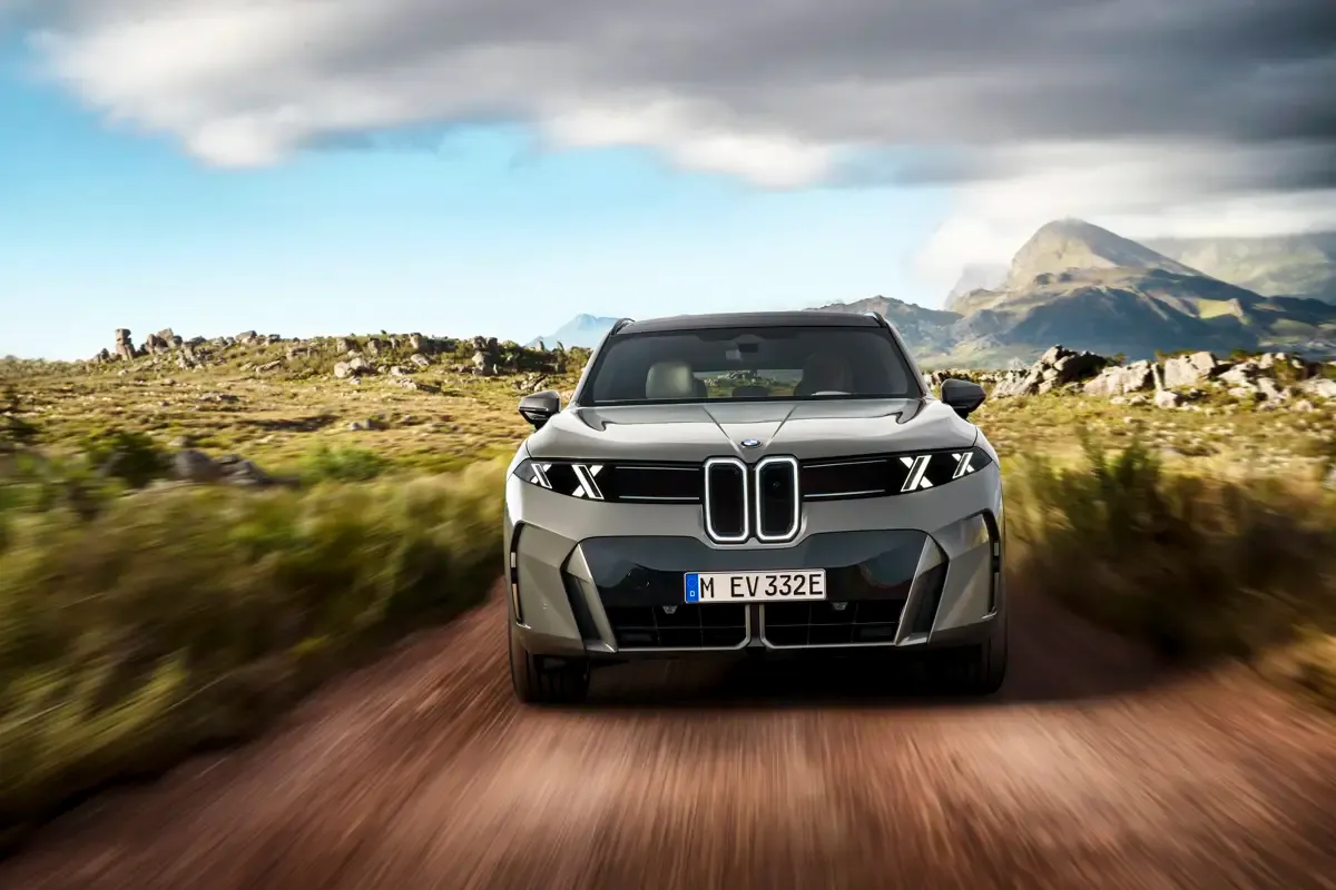 Elettronauti - BMW iX5 60 xDrive - Bianco - Esterno - Vista anteriore a tre quarti