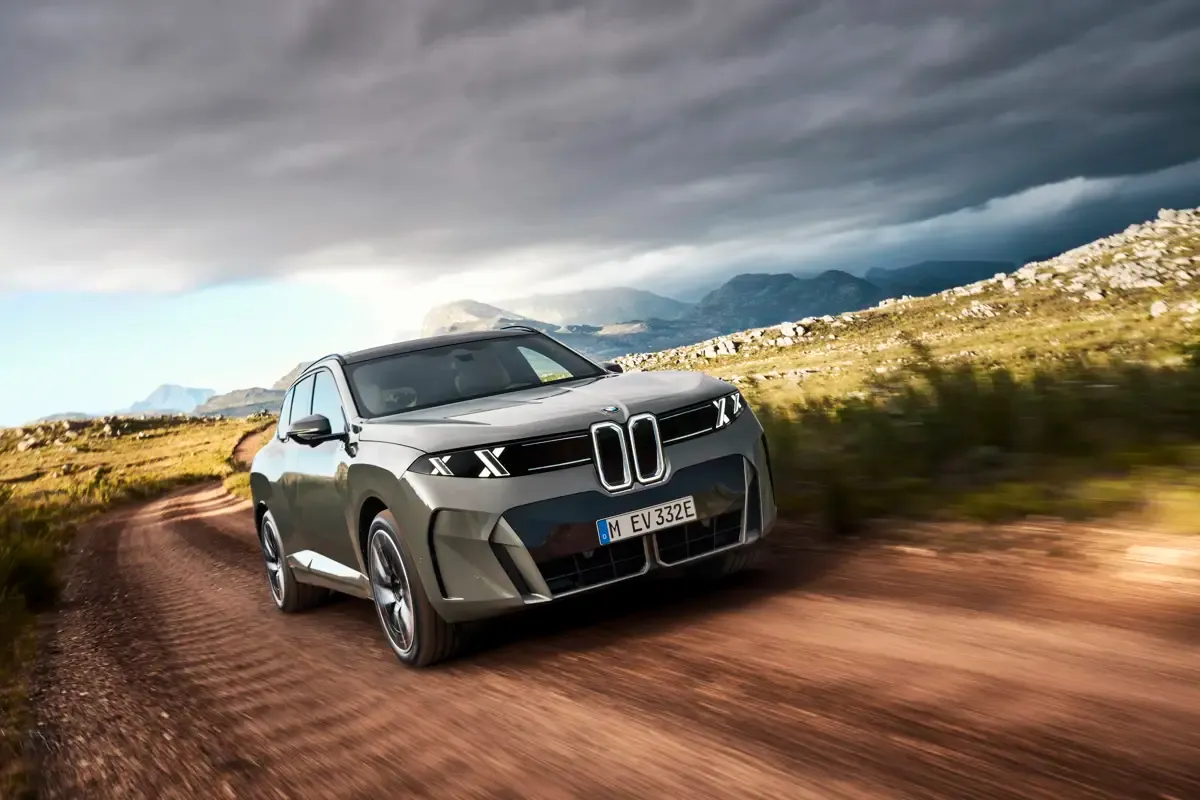 Elettronauti - BMW iX5 60 xDrive - Bianco - Esterno - Vista anteriore a tre quarti