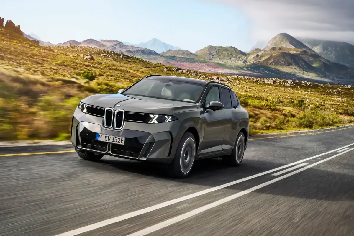 Elettronauti - BMW iX5 60 xDrive - Bianco - Esterno - Vista anteriore a tre quarti