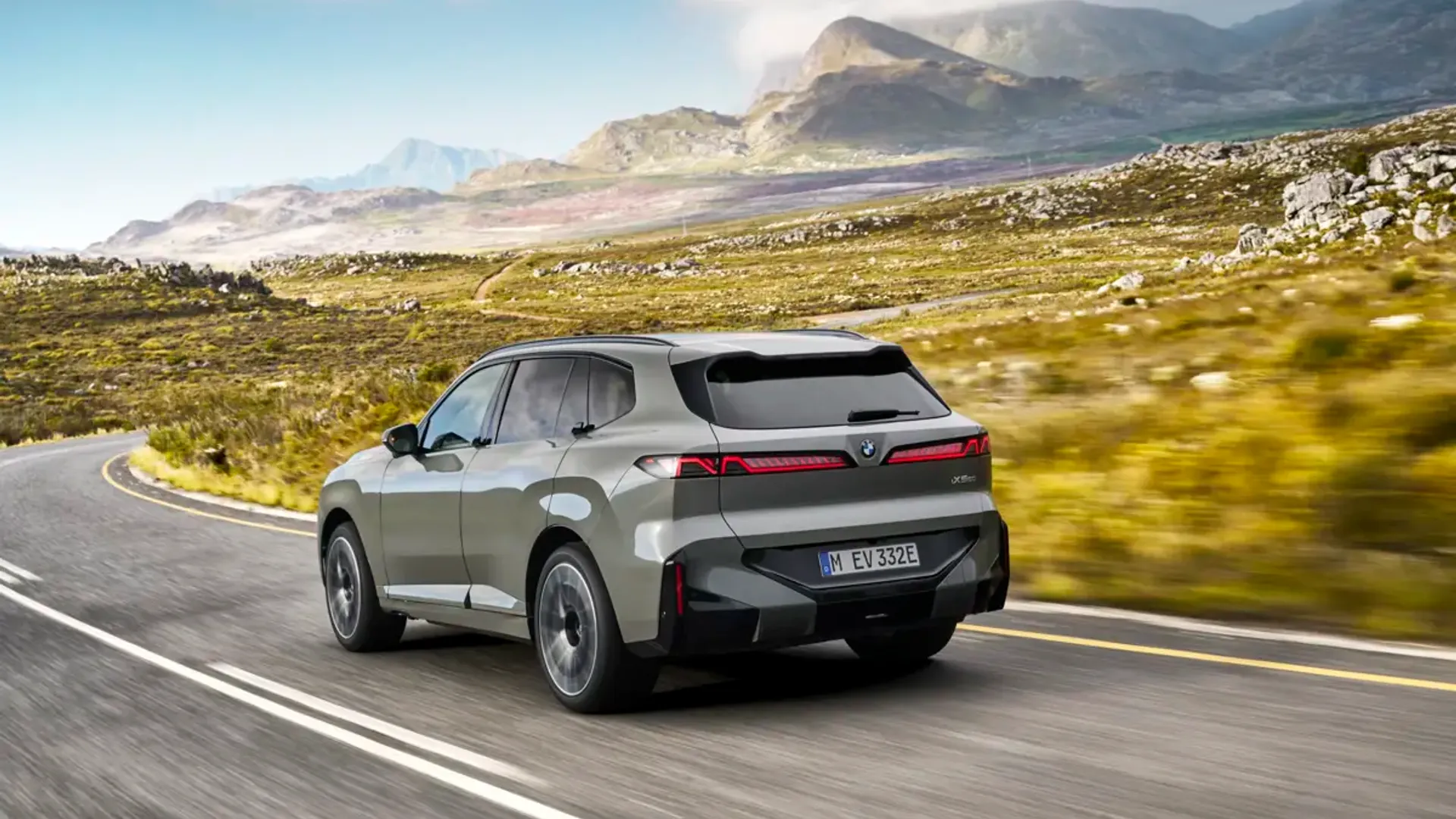 Elettronauti - BMW iX5 60 xDrive - Bianco - Esterno - Vista anteriore a tre quarti